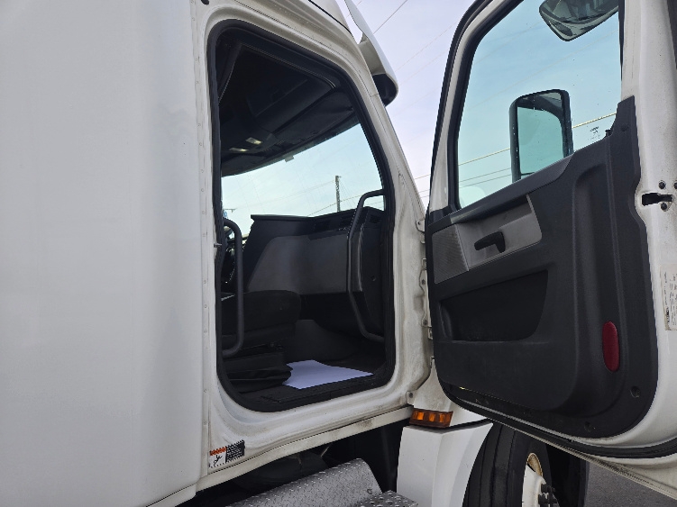 Used 2020 Freightliner Cascadia - photo 15
