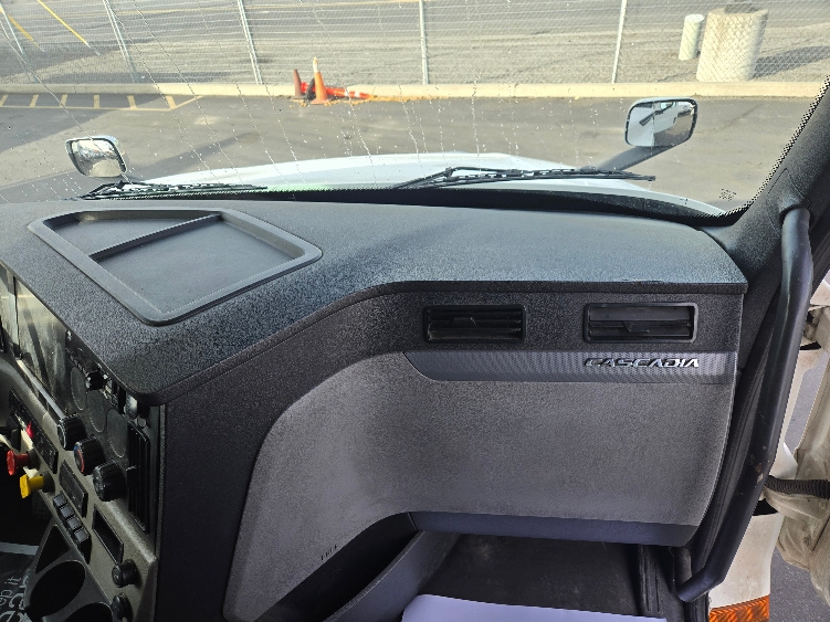 Used 2020 Freightliner Cascadia - photo 16