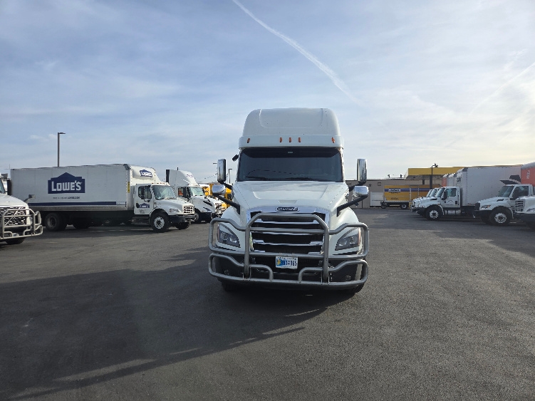 Used 2020 Freightliner Cascadia - photo 2