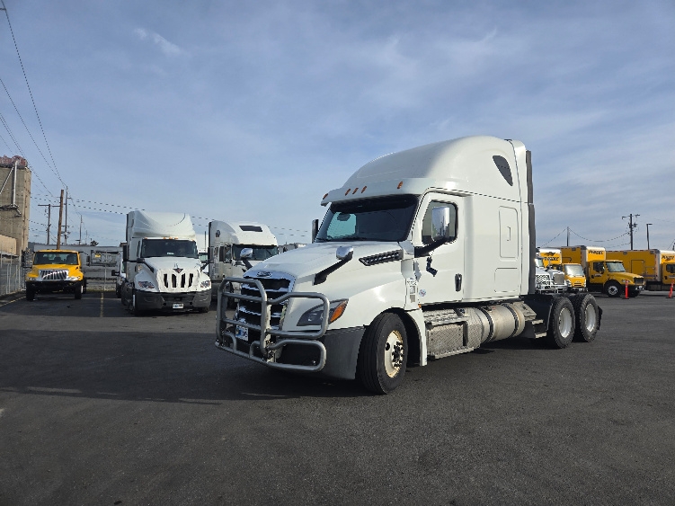 Used 2020 Freightliner Cascadia - photo 5
