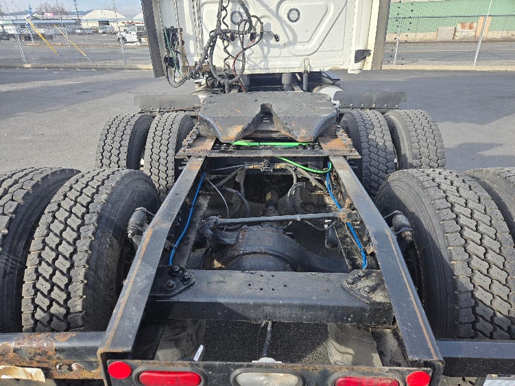 Used 2020 Freightliner Cascadia - photo 8
