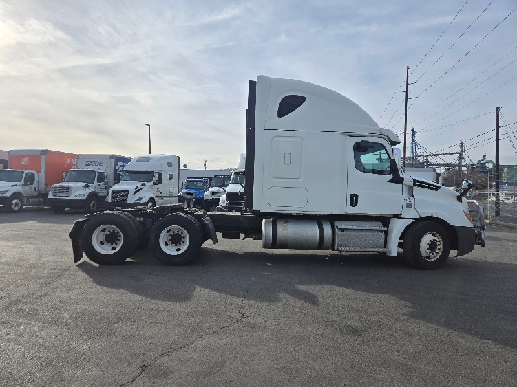 Used 2020 Freightliner Cascadia - photo 10
