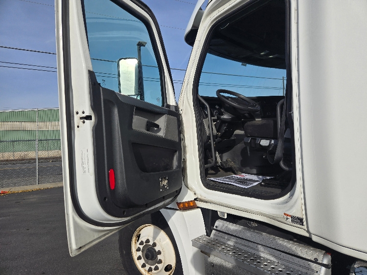 Used 2020 Freightliner Cascadia - photo 11