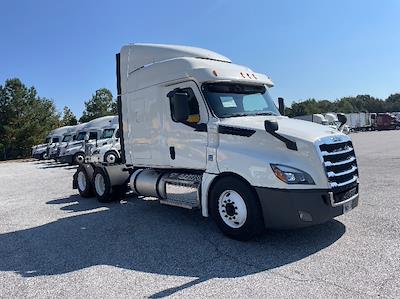 Used 2020 Freightliner Cascadia Detroit DD15AT Semi Truck with Sleeper Cab for sale #274835 - photo 1