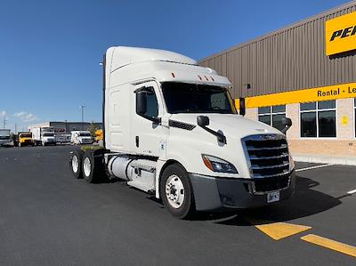 Used 2020 Freightliner Cascadia Detroit DD15AT Semi Truck with Sleeper Cab for sale #274841 - photo 1