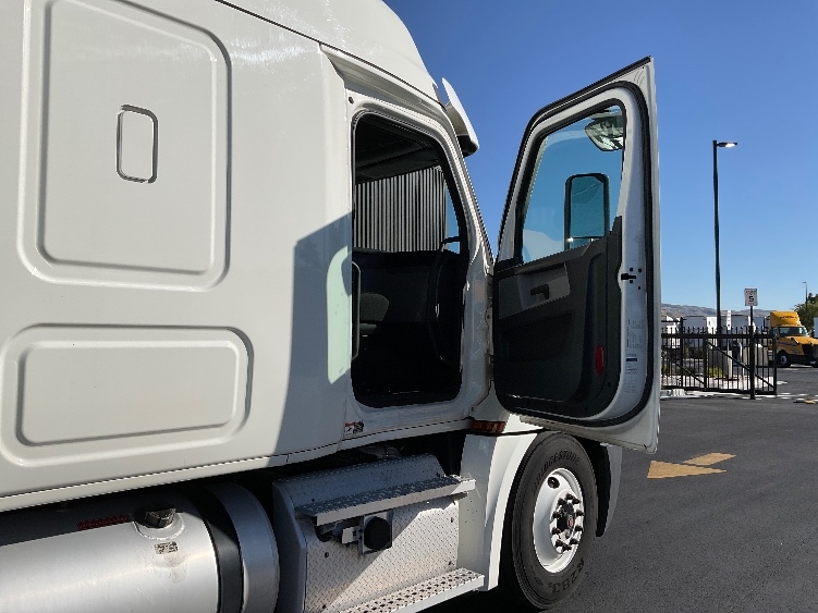 Used 2020 Freightliner Cascadia - photo 15