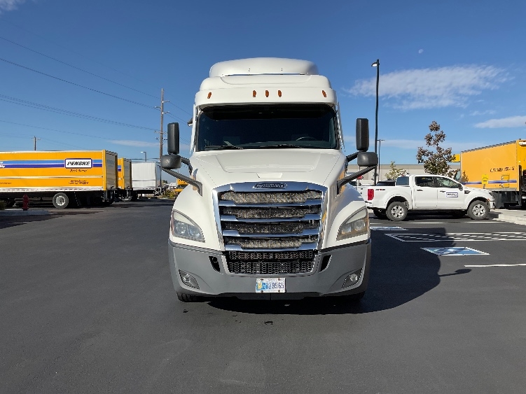 Used 2020 Freightliner Cascadia - photo 2