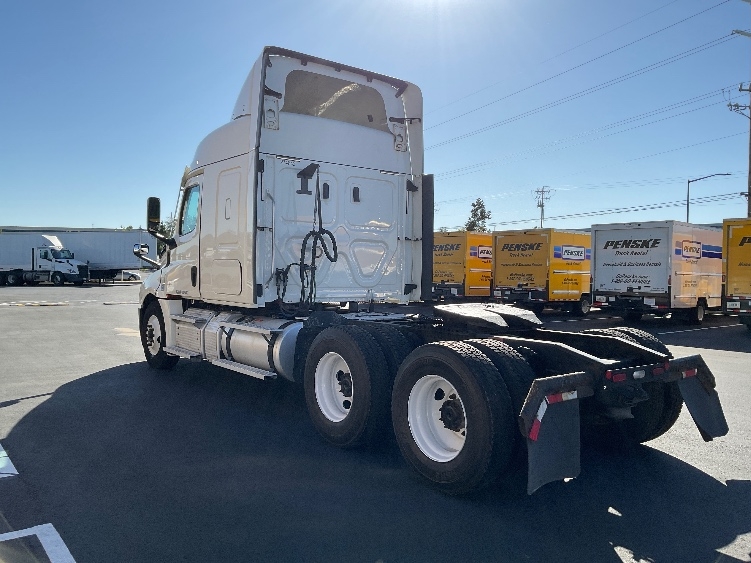 Used 2020 Freightliner Cascadia - photo 7