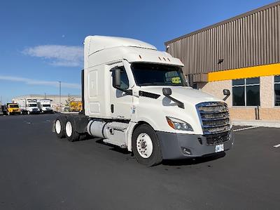 Used 2020 Freightliner Cascadia Detroit DD15AT Semi Truck with Sleeper Cab for sale #274842 - photo 1