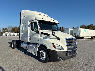 Used 2020 Freightliner Cascadia Detroit DD15AT Semi Truck with Sleeper Cab for sale #274843 - photo 1