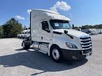 Used 2020 Freightliner Cascadia Detroit DD15AT Semi Truck with Sleeper Cab for sale #274844 - photo 1