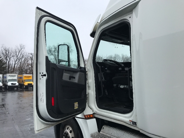Used 2020 Freightliner Cascadia - photo 11