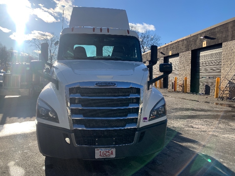 Used 2019 Freightliner Cascadia - photo 2