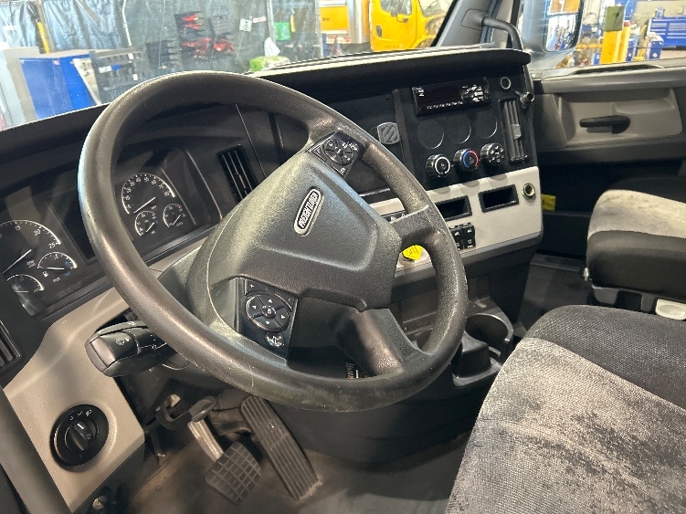 Used 2020 Freightliner Cascadia - photo 12