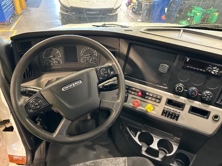 Used 2020 Freightliner Cascadia - photo 13