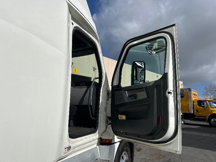 Used 2020 Freightliner Cascadia - photo 15