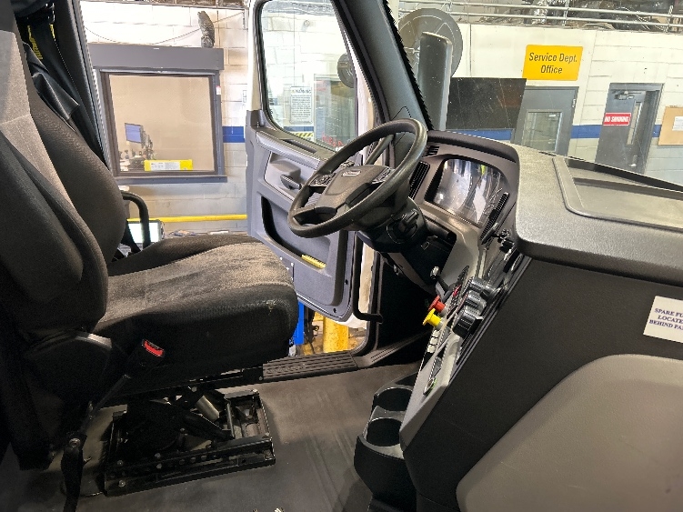 Used 2020 Freightliner Cascadia - photo 17
