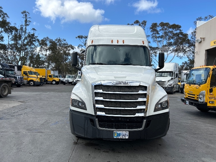 Used 2020 Freightliner Cascadia - photo 2