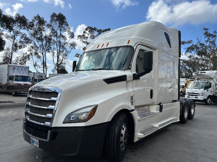 Used 2020 Freightliner Cascadia - photo 5