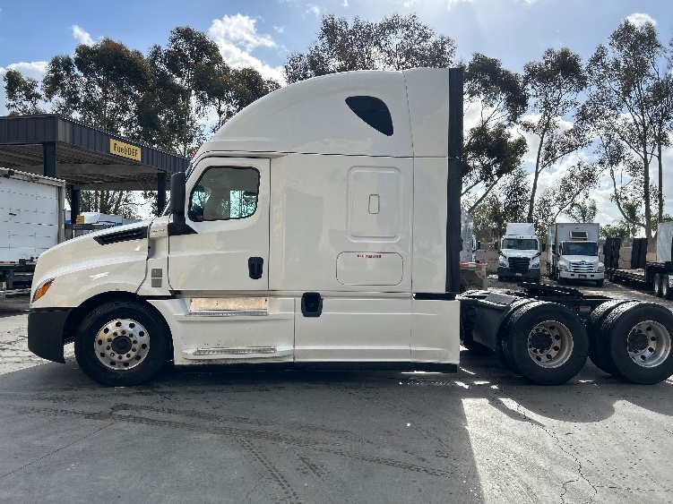 Used 2020 Freightliner Cascadia - photo 6