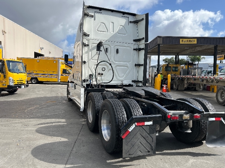 Used 2020 Freightliner Cascadia - photo 7