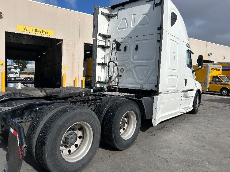 Used 2020 Freightliner Cascadia - photo 9