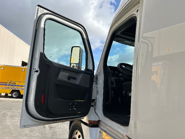 Used 2020 Freightliner Cascadia - photo 11
