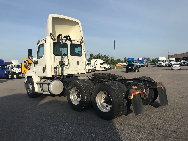 Used 2017 Freightliner Cascadia - photo 7
