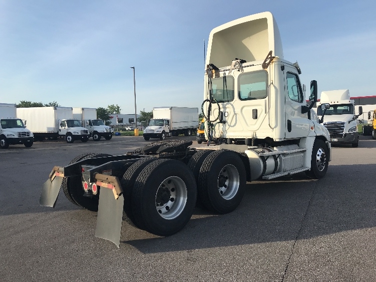 Used 2017 Freightliner Cascadia - photo 9