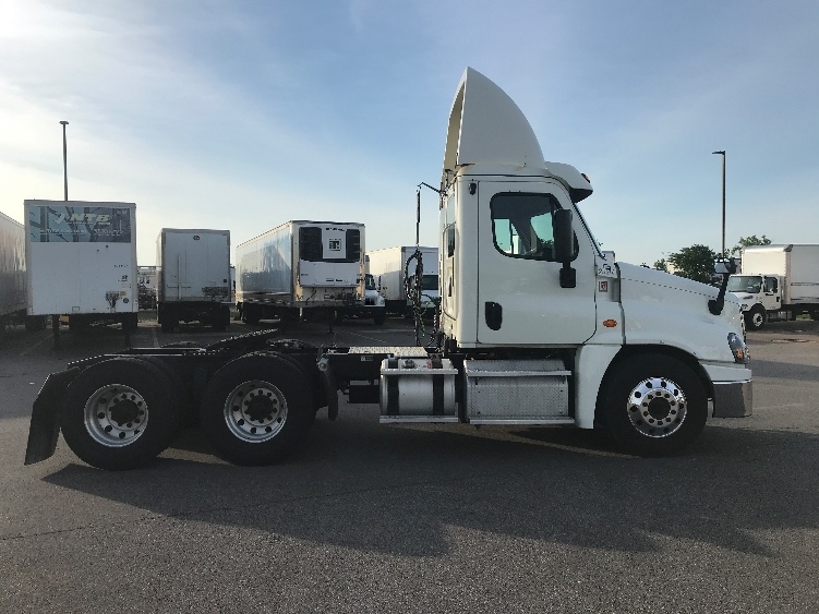 Used 2017 Freightliner Cascadia - photo 10
