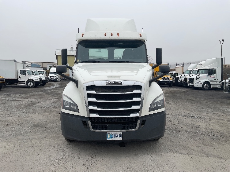 Used 2018 Freightliner Cascadia - photo 2