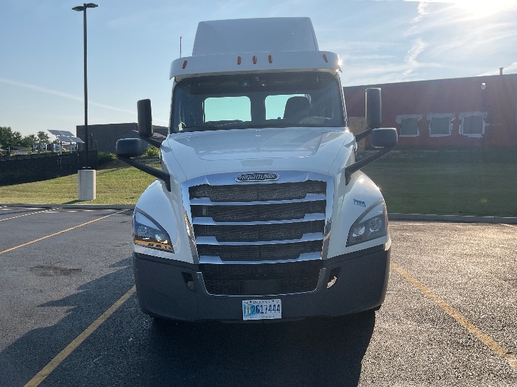 Used 2018 Freightliner Cascadia - photo 2