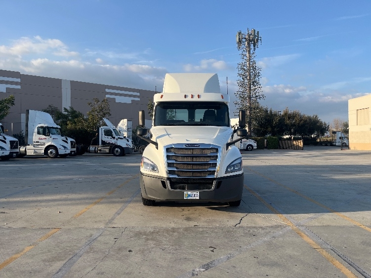 Used 2018 Freightliner Cascadia - photo 2