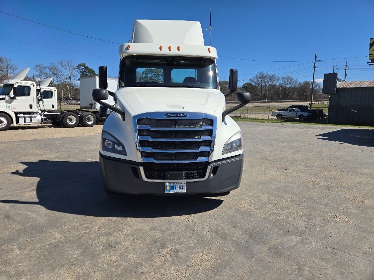 Used 2018 Freightliner Cascadia - photo 2