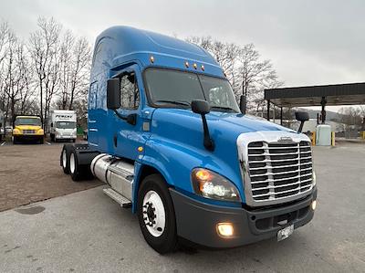 Used 2020 Freightliner Cascadia Detroit DD15AT Semi Truck with Sleeper Cab for sale #278286 - photo 1
