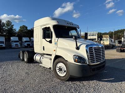 Used 2020 Freightliner Cascadia Detroit DD15AT Semi Truck with Sleeper Cab for sale #278906 - photo 1