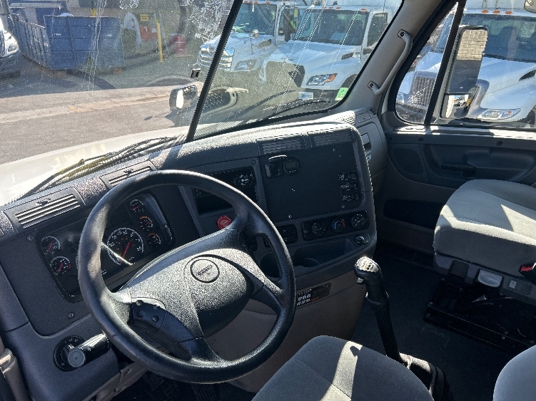 Used 2020 Freightliner Cascadia - photo 12