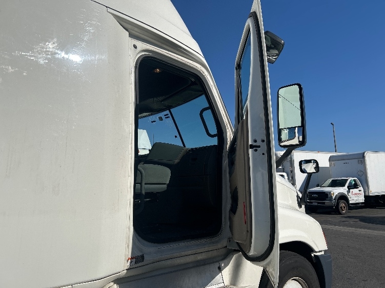 Used 2020 Freightliner Cascadia - photo 15