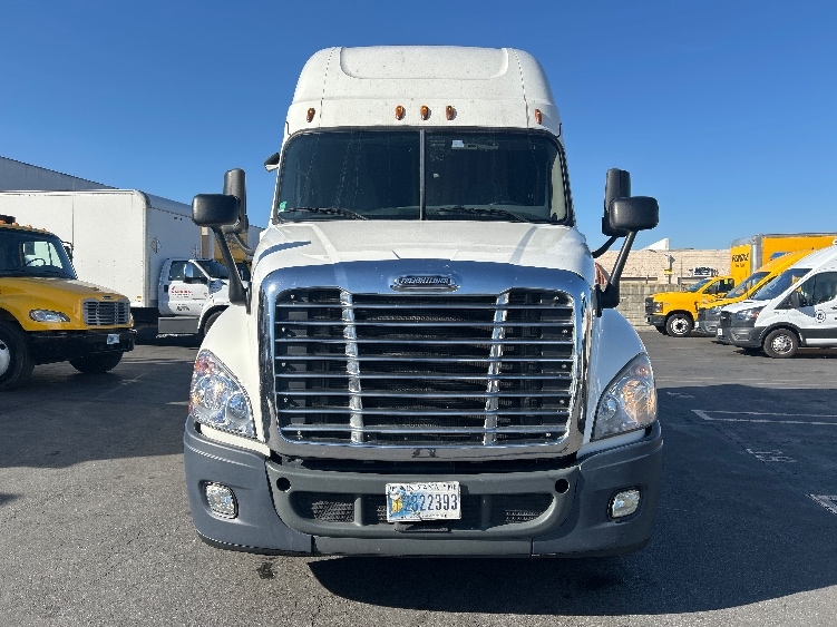 Used 2020 Freightliner Cascadia - photo 2