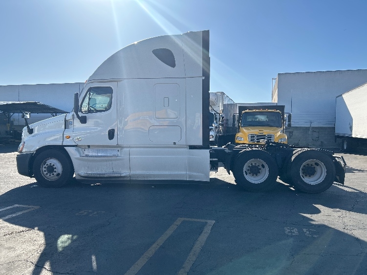 Used 2020 Freightliner Cascadia - photo 6