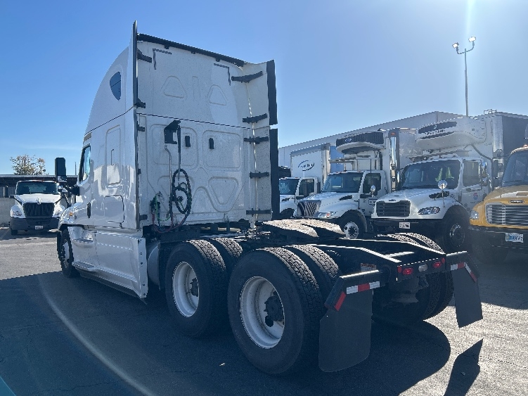 Used 2020 Freightliner Cascadia - photo 7