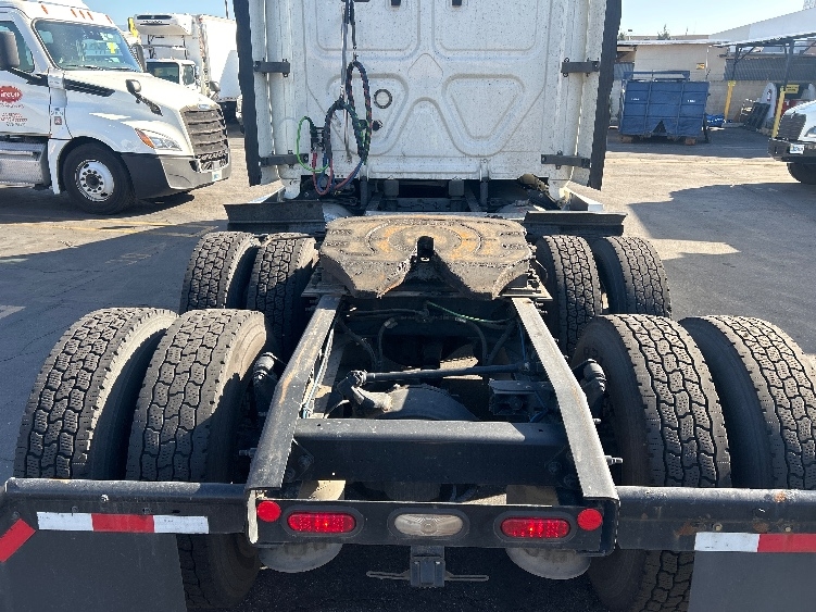 Used 2020 Freightliner Cascadia - photo 8