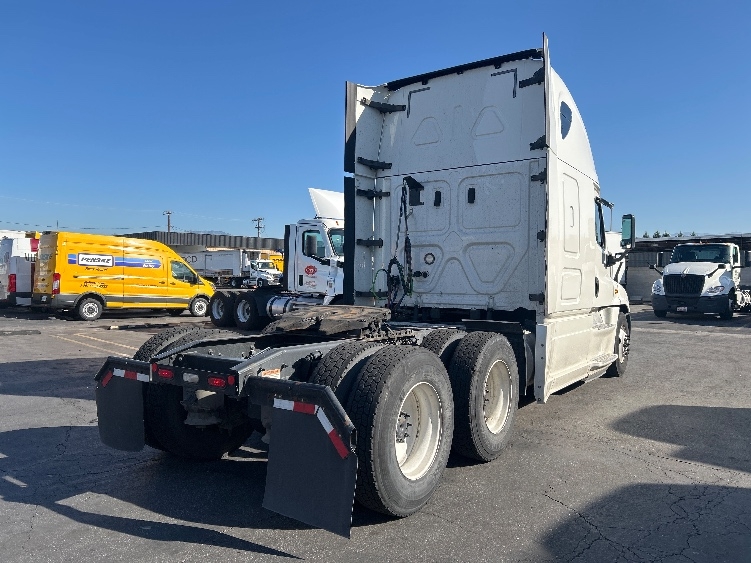 Used 2020 Freightliner Cascadia - photo 9