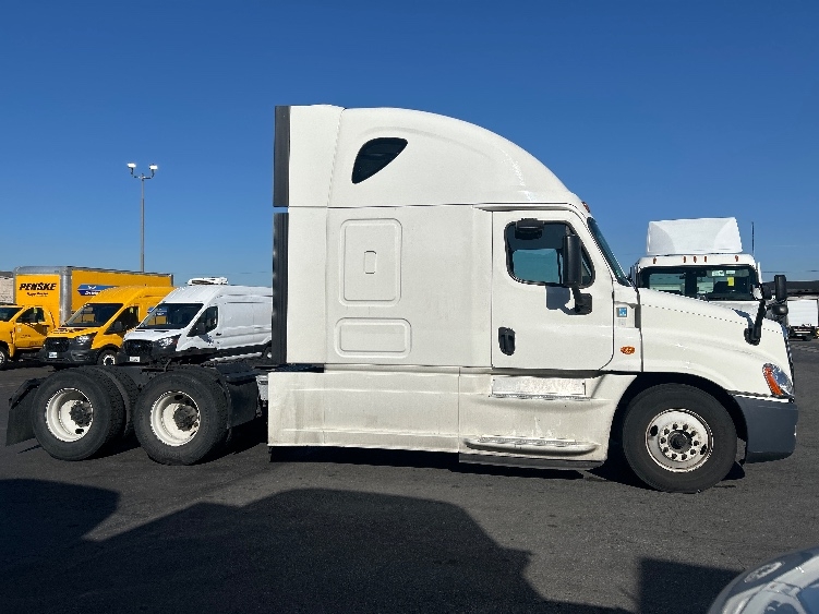 Used 2020 Freightliner Cascadia - photo 10