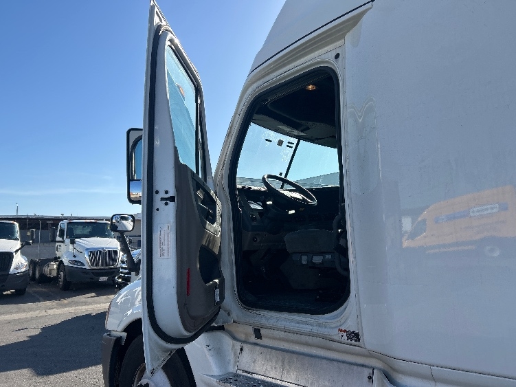 Used 2020 Freightliner Cascadia - photo 11