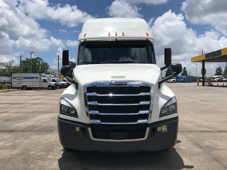Used 2020 Freightliner Cascadia - photo 2