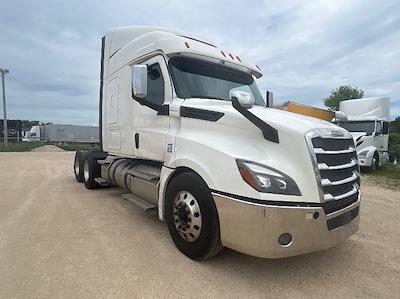 Used 2020 Freightliner Cascadia Detroit DD15AT Semi Truck with Sleeper Cab for sale #282377 - photo 1