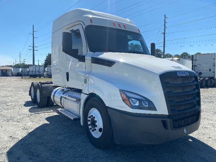 Used 2020 Freightliner Cascadia - photo 1