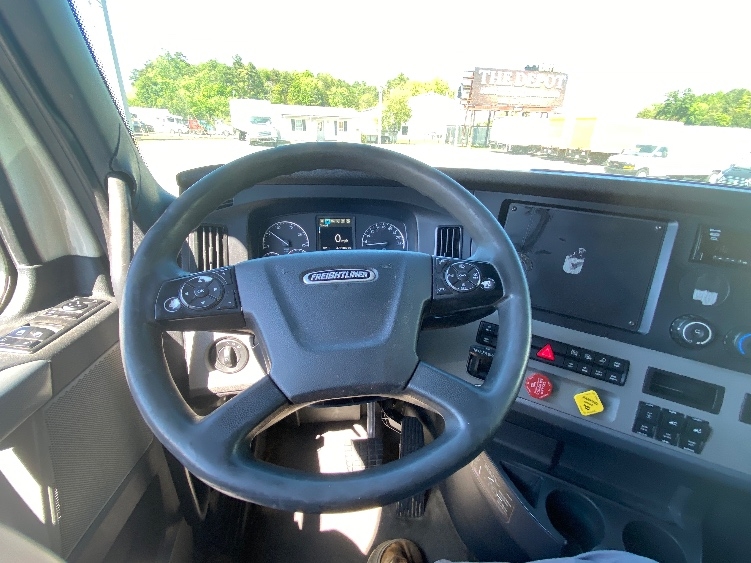 Used 2020 Freightliner Cascadia - photo 12