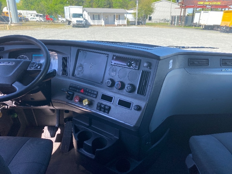 Used 2020 Freightliner Cascadia - photo 14